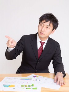 教える