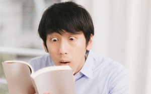 本で驚く