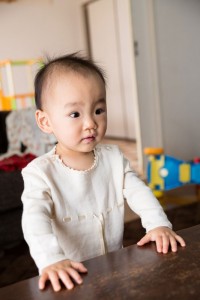 立ち上がる子供