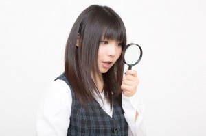 虫眼鏡をのぞく